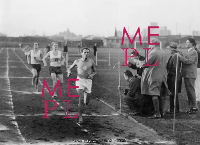 : 100m dash. athletic championship at the Hakoah field : 100m dash. athletic championship at the Hakoah field