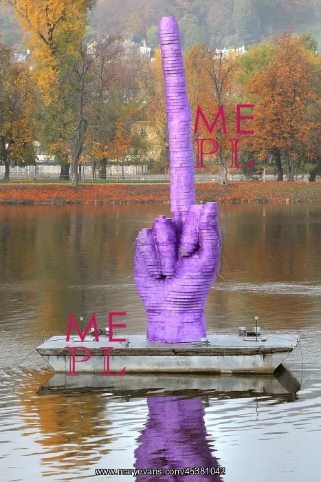 : The 10m high purple middle finger by sculptor : The 10m high purple middle finger by sculptor