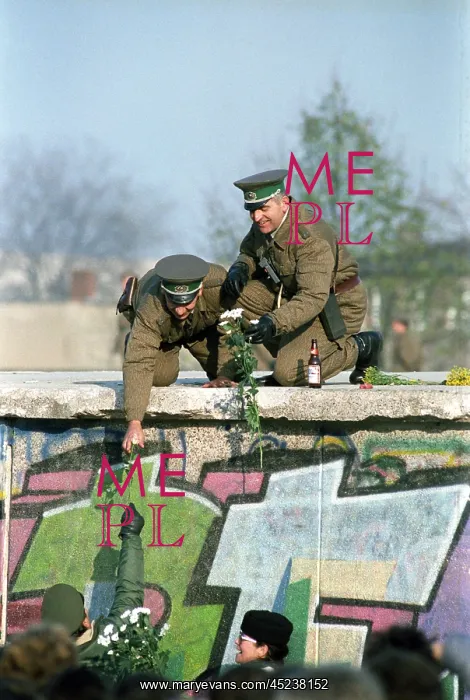 : 11th anniversary of the fall of the Berlin Wall : 11th anniversary of the fall of the Berlin Wall