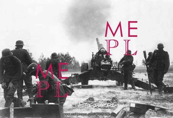  : A 15cm field howitzer 18 fires during fights over