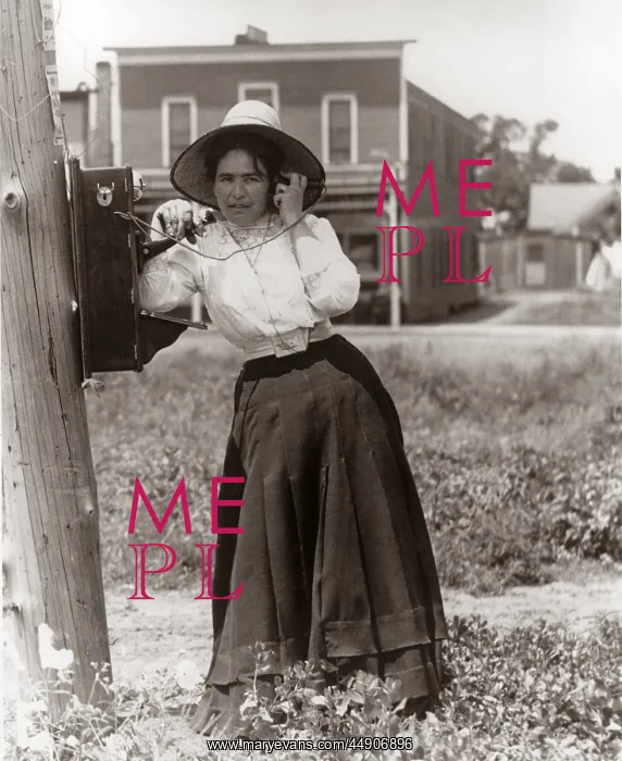 : 1900s 1910s Woman Talking On Hand : 1900s 1910s Woman Talking On Hand
