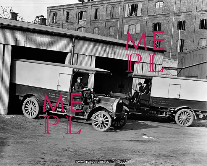  : 1910s 1920s Pair Of Delivery Drivers
