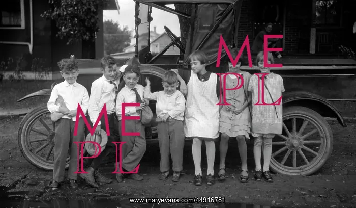  : 1910s CHILDREN LINED UP IN FRONT OF TRUCK FACING