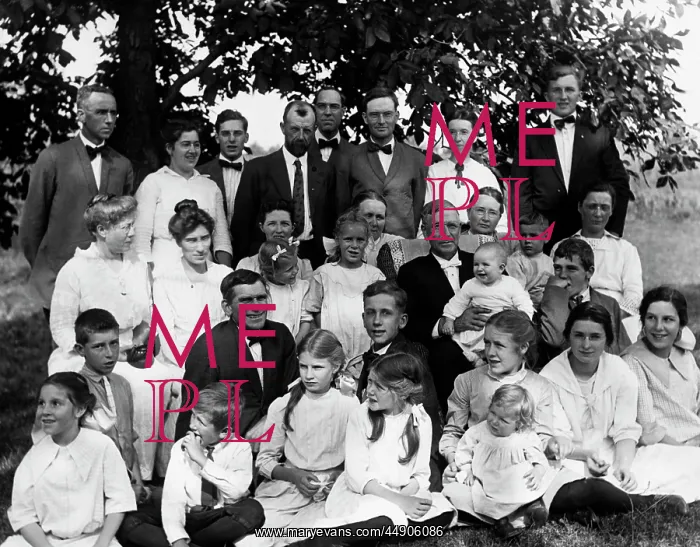 : 1910s Outdoor Portrait Of Extended : 1910s Outdoor Portrait Of Extended