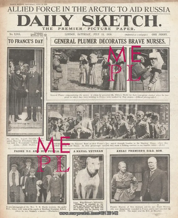 : 1918 Daily Sketch General Plumer decorating nurses : 1918 Daily Sketch General Plumer decorating nurses