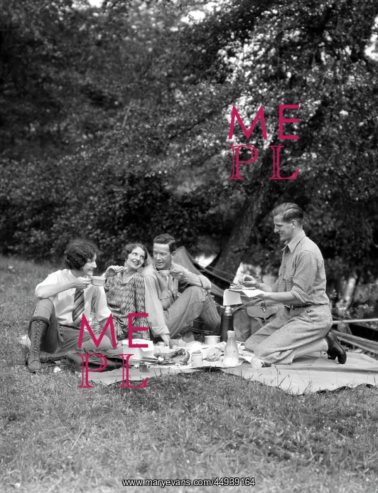  : 1920s 1930s 4 People 2 Couples