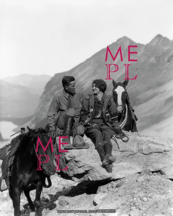  : 1920s 1930s Couple Sitting On