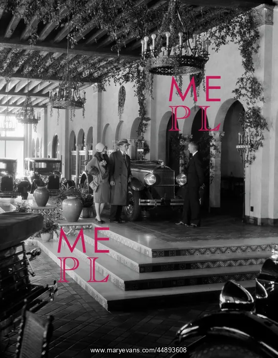  : 1920s Couple Talking To Salesman