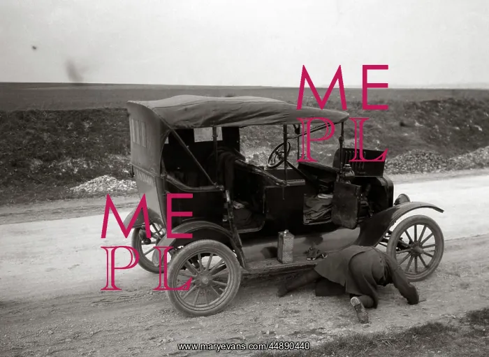  : 1920s Man On His Hands And Knees