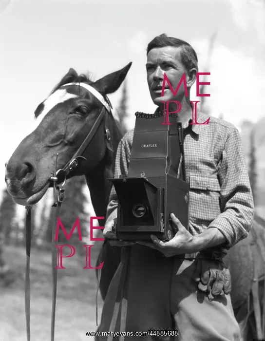  : 1920s Outdoor Photographer With
