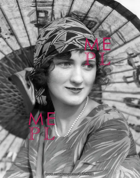 : 1920s Portrait Of A Woman In Front : 1920s Portrait Of A Woman In Front
