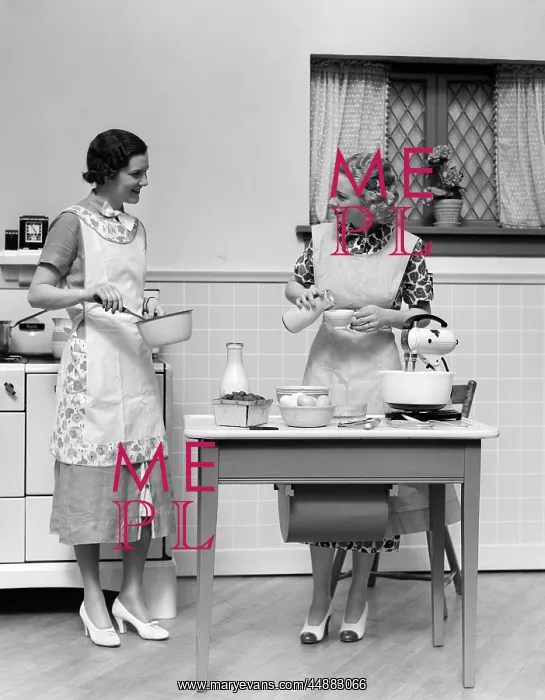  : 1920s Women In Kitchen Cooking