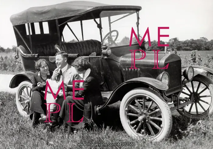 : 1920s Two Women & One Man Sitting : 1920s Two Women & One Man Sitting