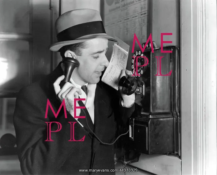 : 1930s BUSINESSMAN IN HAT AND SUIT TALKING ON : 1930s BUSINESSMAN IN HAT AND SUIT TALKING ON