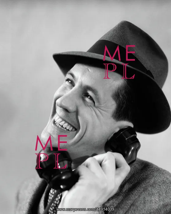 : 1930s CLOSE-UP OF MAN IN SUIT AND FEDORA HAT : 1930s CLOSE-UP OF MAN IN SUIT AND FEDORA HAT