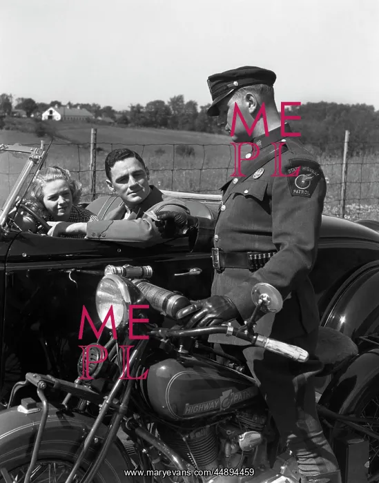  : 1930s Couple In Convertible Coupe