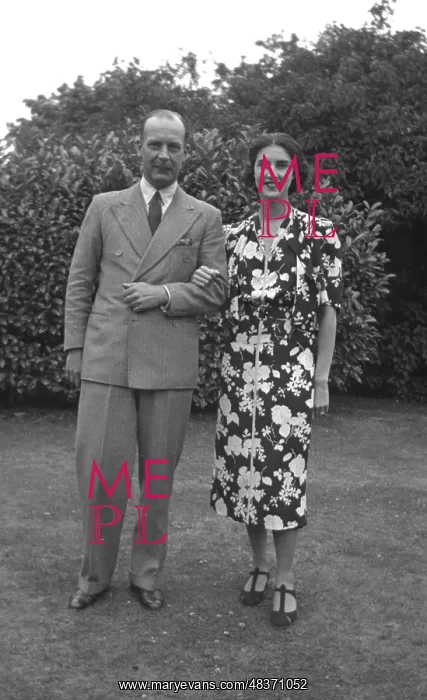 : 1930s couple in the garden