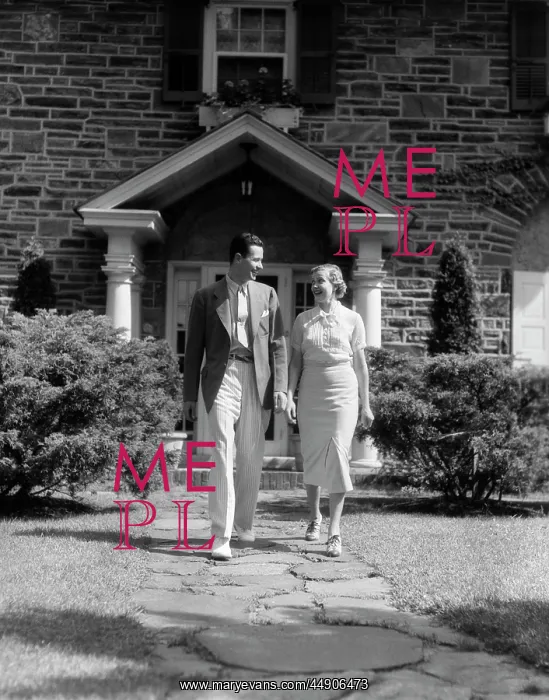  : 1930s Couple Walking Down Sidewalk