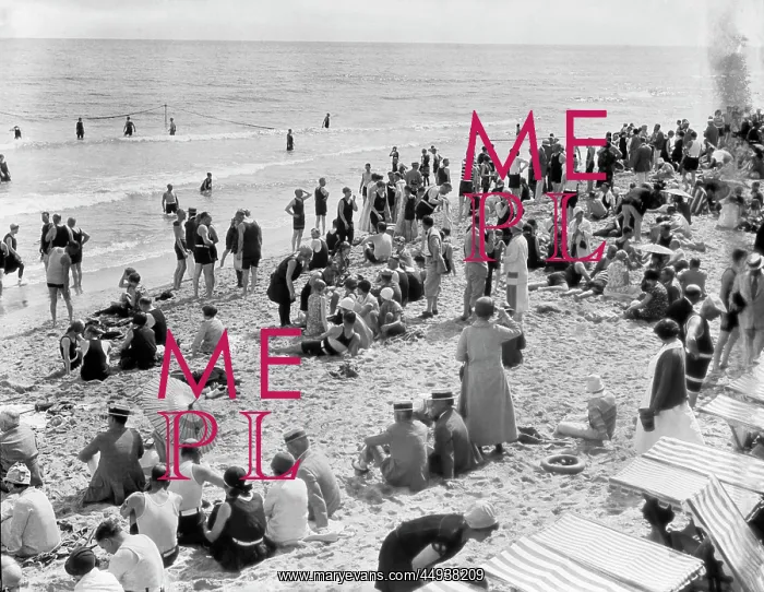  : 1930s Crowd Of People Some Clothed