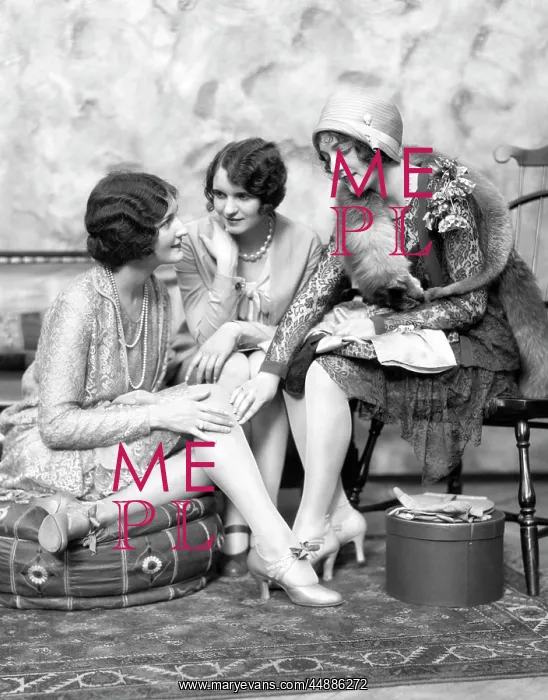 : 1930s Three Well Dressed Women : 1930s Three Well Dressed Women