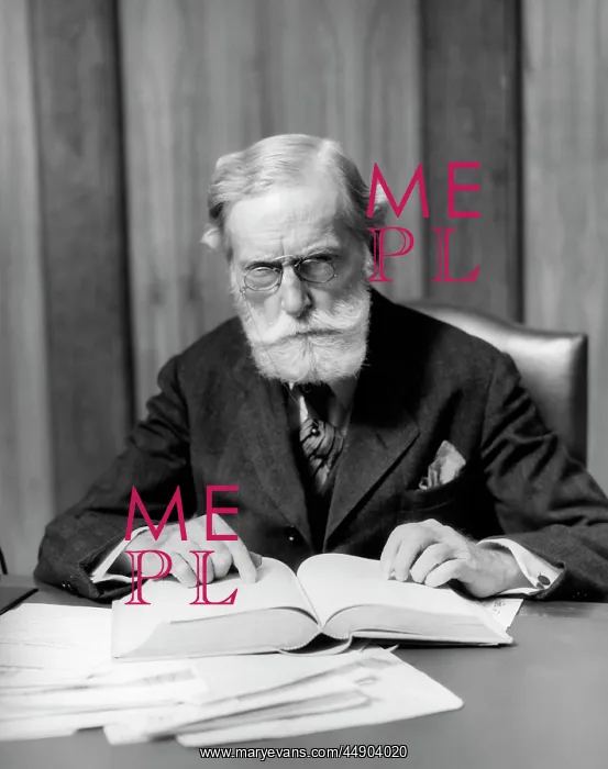  : 1930s Elder Man In Glasses Sitting