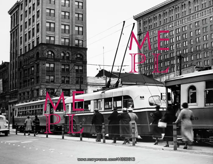 : 1930s Line Modern Trolley Bus : 1930s Line Modern Trolley Bus