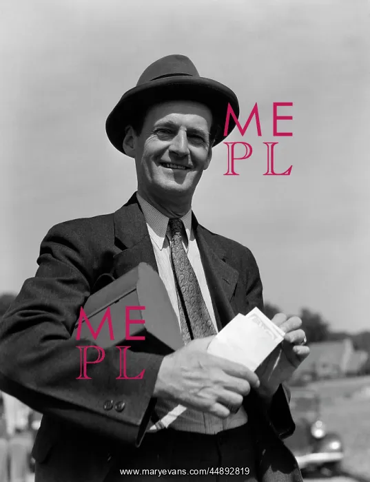  : 1930s Man In Suit & Hat With Lunch