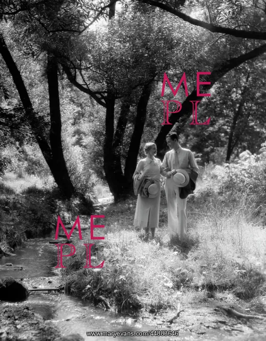  : 1930s Man & Woman Walking Along