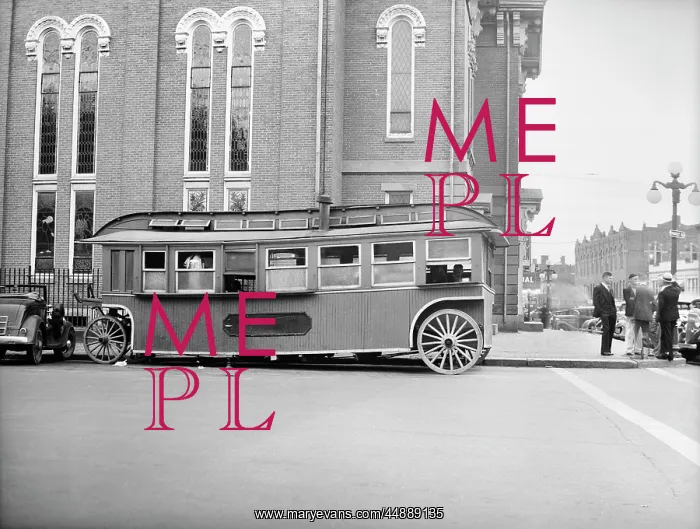 : 1930s AN OLD TIME DINER ON WHEELS SITS ON A SIDE : 1930s AN OLD TIME DINER ON WHEELS SITS ON A SIDE