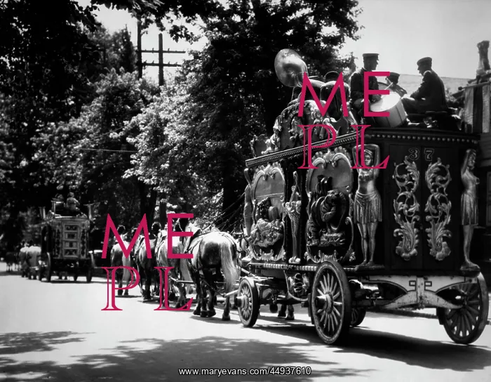  : 1930s Rear View Of Fancy Old-Time