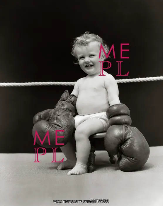 : 1930s SMILING BABY SEATED ON STOOL IN BOXING : 1930s SMILING BABY SEATED ON STOOL IN BOXING