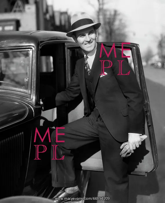  : 1930s Smiling Man In Suit And