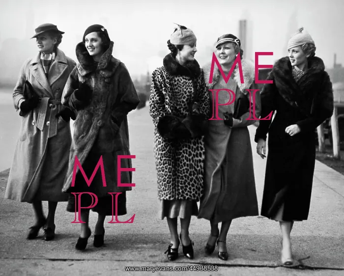  : 1930s Five Women Walking Wearing