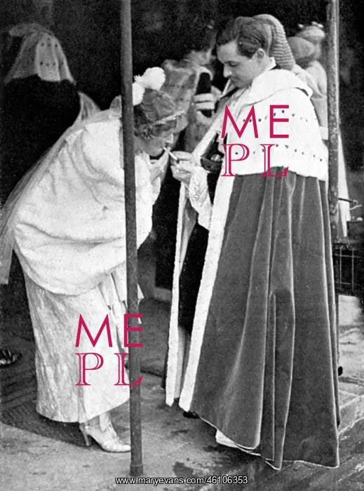 : 1937 Coronation - Abbey guests stranded in rain after ceremo : 1937 Coronation - Abbey guests stranded in rain after ceremo