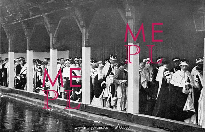 : 1937 Coronation - Abbey guests stranded in rain after ceremo : 1937 Coronation - Abbey guests stranded in rain after ceremo