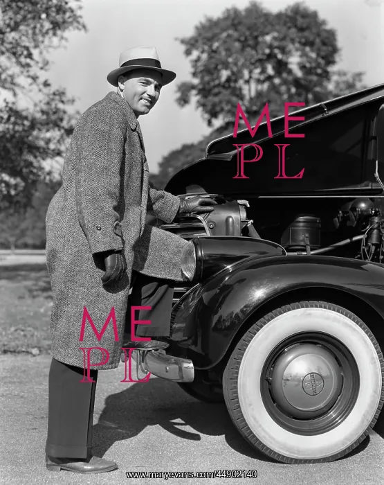  : 1939 1940s Retro Man Car Engine