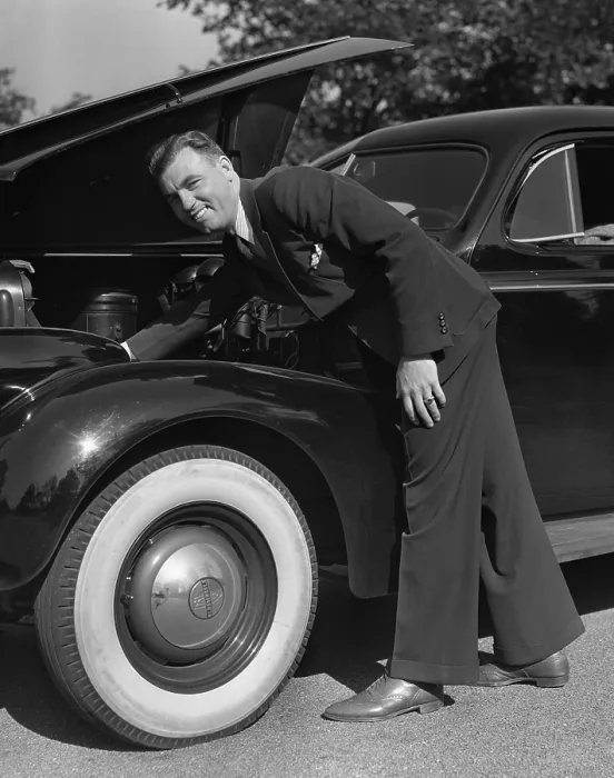  : 1939 1940s Smiling Man Wearing