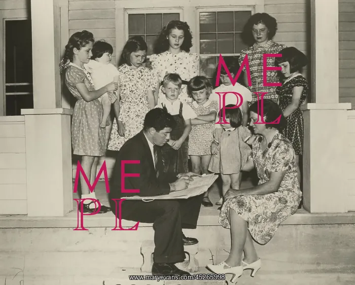 : 1940 Census taker interviewing the mother of ten : 1940 Census taker interviewing the mother of ten