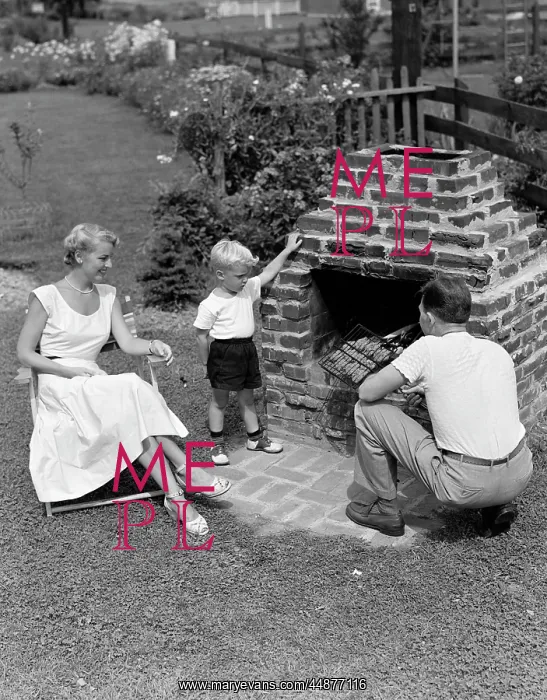 : 1940s 1950s Family In Backyard : 1940s 1950s Family In Backyard