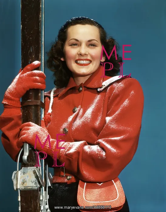 : 1940s 1950s Smiling Brunette : 1940s 1950s Smiling Brunette