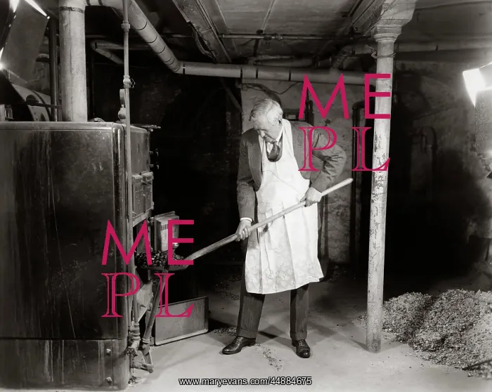  : 1940s Elderly Man In Basement