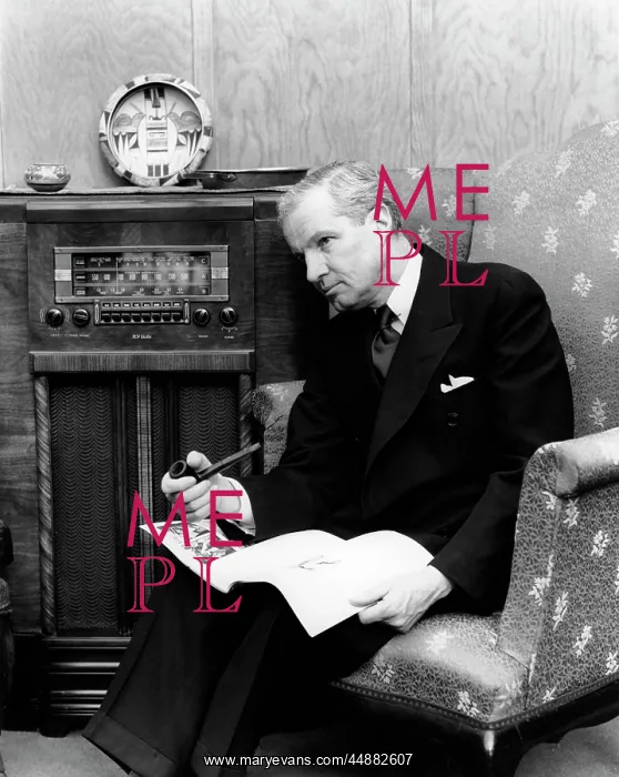  : 1940s Elderly Man Leaning Head