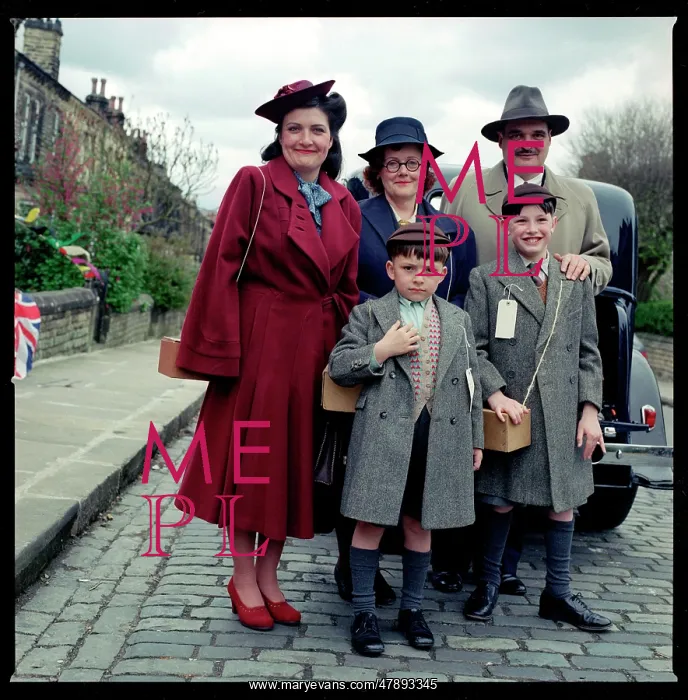 : 1940S FAMILY : 1940S FAMILY