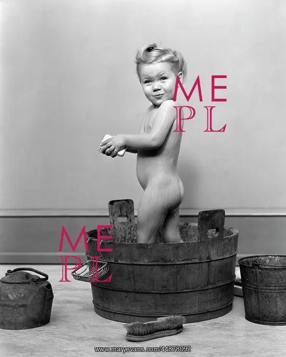  : 1940s Little Girl Standing In