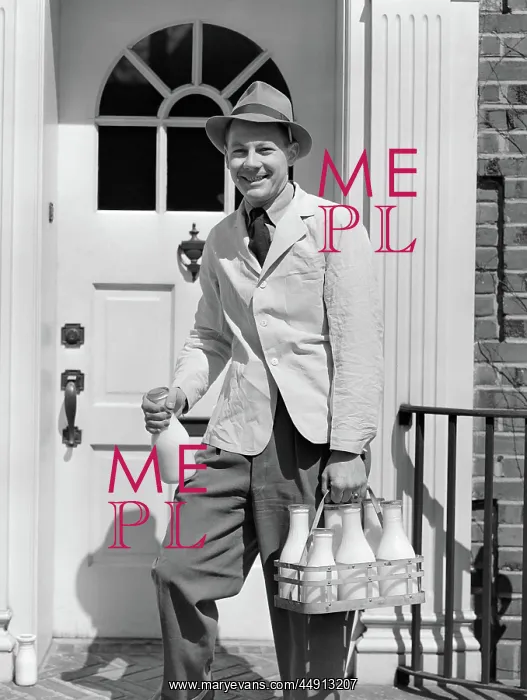: 1940s MILKMAN SMILING AT CAMERA ON DOORSTEP DELIVERING : 1940s MILKMAN SMILING AT CAMERA ON DOORSTEP DELIVERING