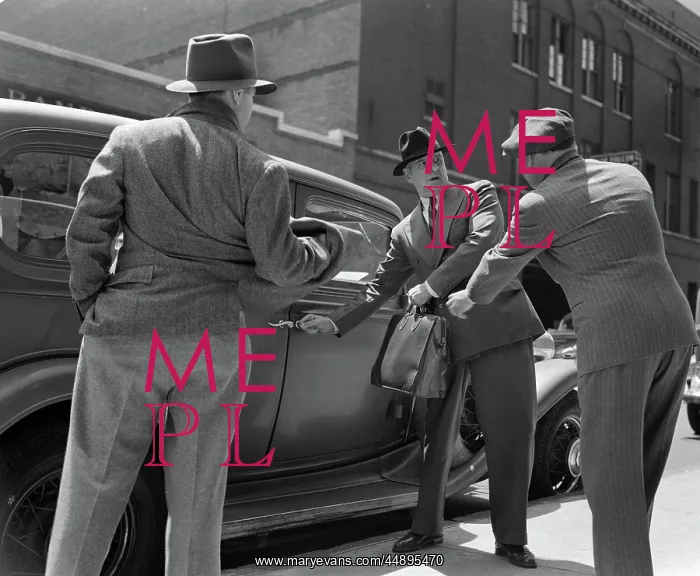  : 1940s PAIR OF GANGSTERS HOLDING UP MAN GETTING