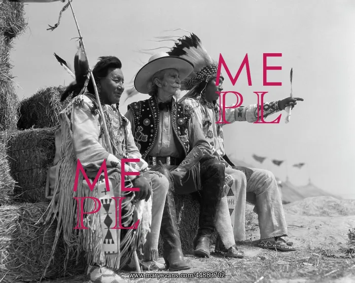  : 1940s Pair Of Indians In Full