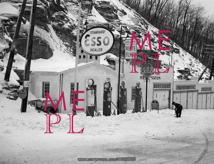 : 1940s SERVICE STATION IN MOUNTAINS IN WINTER : 1940s SERVICE STATION IN MOUNTAINS IN WINTER