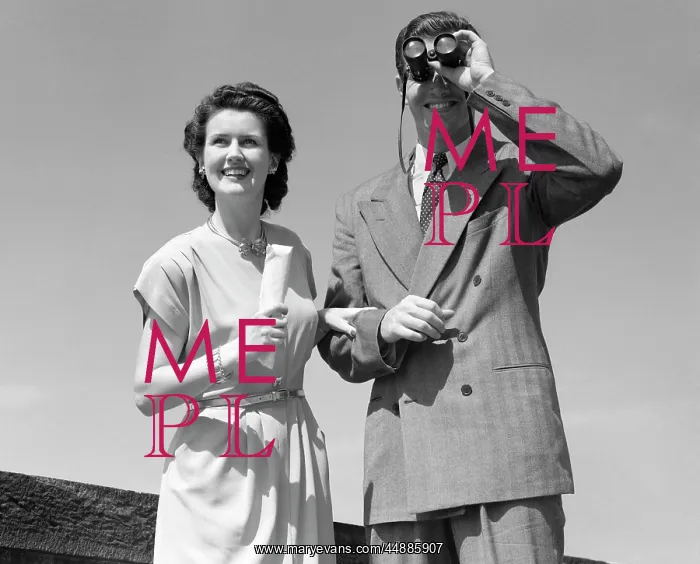 : 1940s Smiling Couple Watching