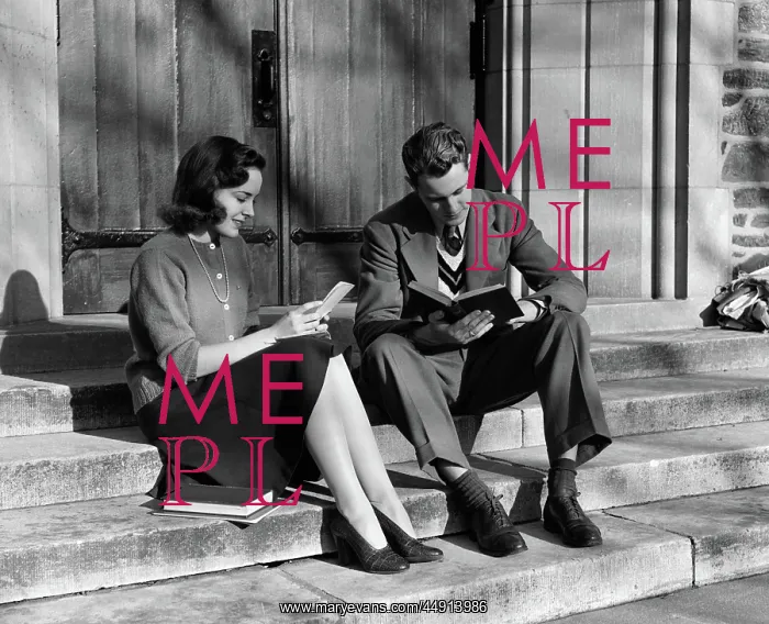 : 1940s YOUNG COUPLE SITTING ON STEPS WITH SCHOOLBOOKS : 1940s YOUNG COUPLE SITTING ON STEPS WITH SCHOOLBOOKS